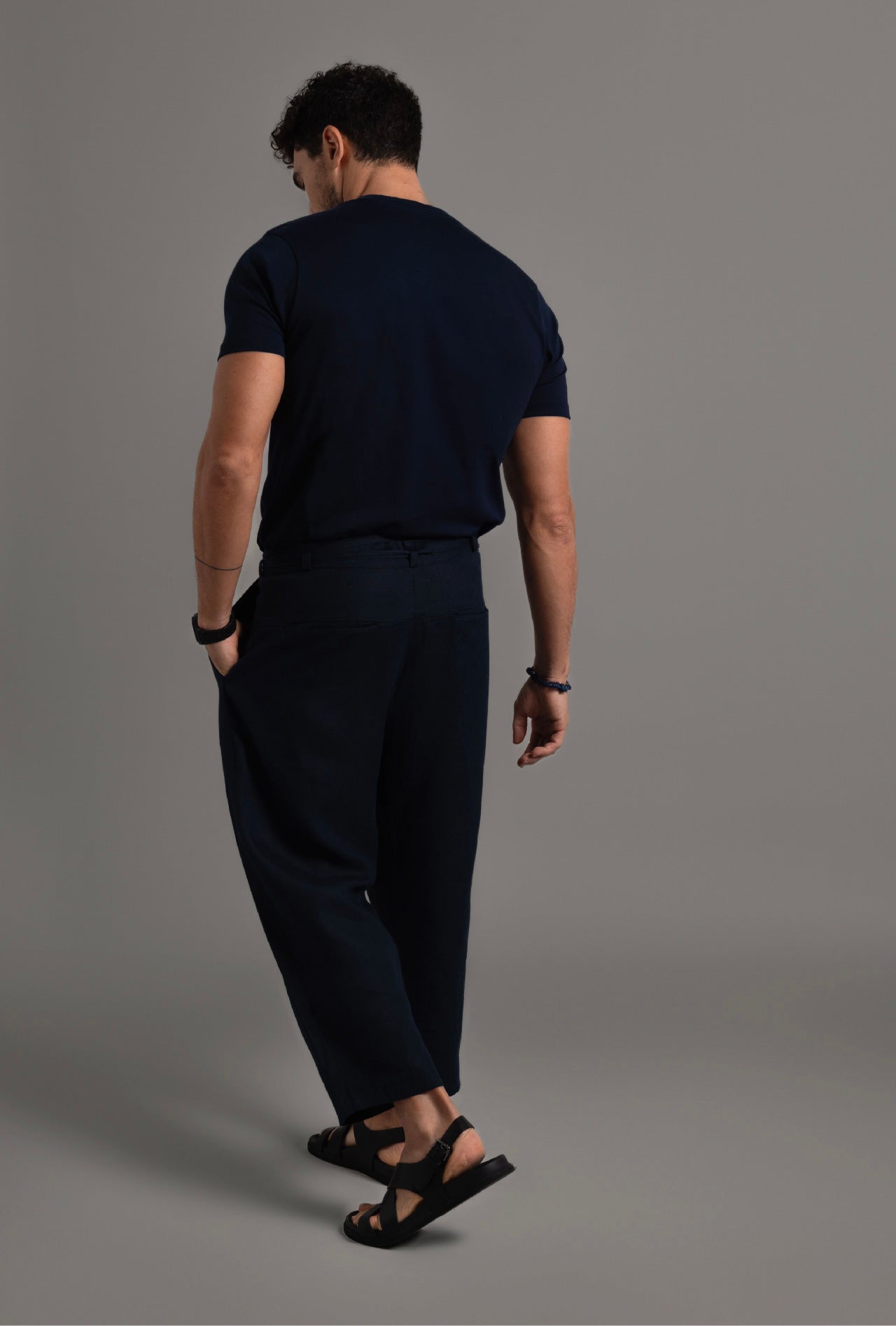 Back view men’s essential t-shirt